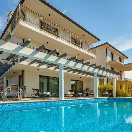 Ferienhaus In Mit Grossem Pool By Interhome Malinska