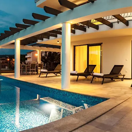 In Mit Grossem Pool By Interhome Ferienhaus Malinska