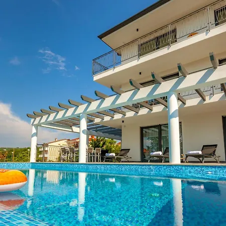 In Mit Grossem Pool By Interhome