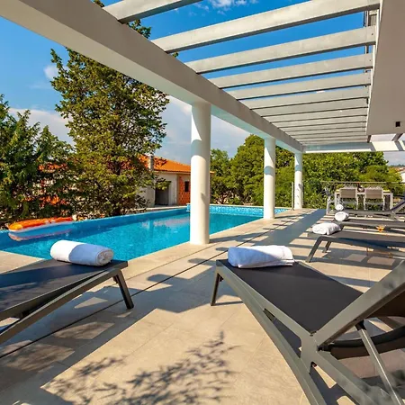 In Mit Grossem Pool By Interhome