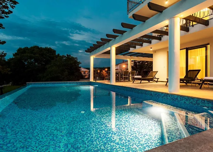 In Mit Grossem Pool By Interhome