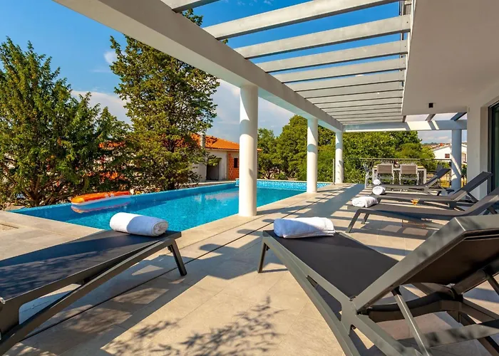 In Mit Grossem Pool By Interhome